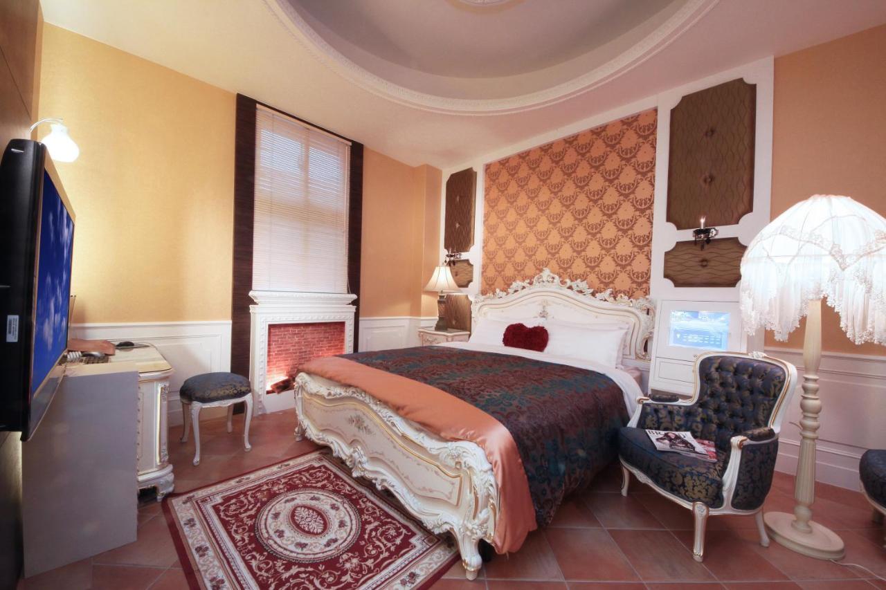 Luxembourg Hills Homestay Цзяосі Екстер'єр фото